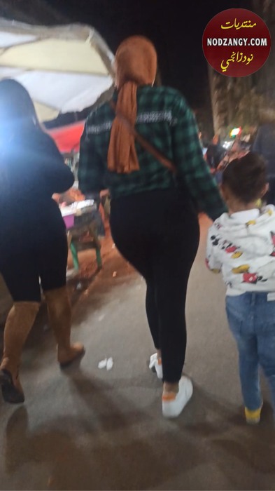 صور سكس قنص عربي: ملبن بتتمشي بطيزها الكبيرة في الشارع