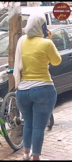 صور سكس قنص عربي: فرسة ملبن بتكلم خطيبها في التليفون واقفة بطيزها الكبيرة في الشارع