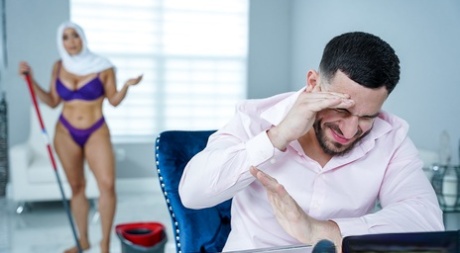 Curvaceous Latina MILF Carmela Clutch unveils her ass & big tits before sex