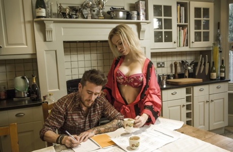 صور سكس اجنبي زوجة المنزل الشرموطة بتتناك علي سفرة الطعام أثناء غياب الزوج