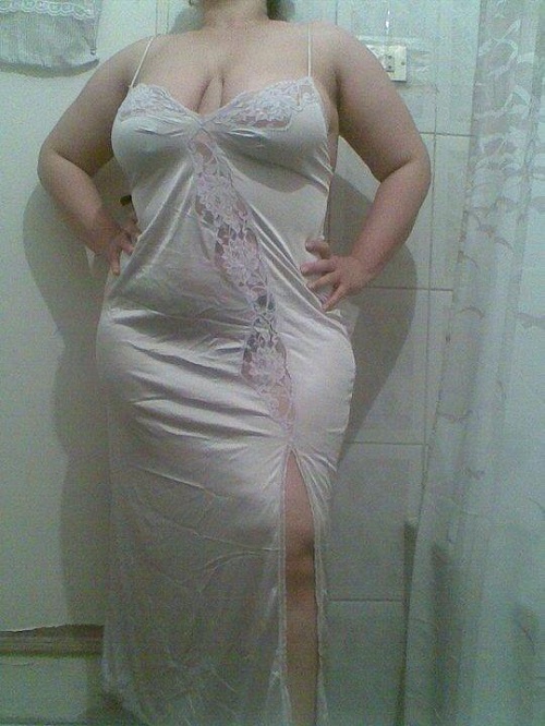 سكس خليجية تتناك بقميص نوم نار فى الحمام