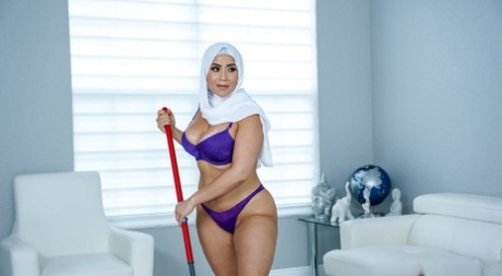 Curvaceous Latina MILF Carmela Clutch unveils her ass & big tits before sex